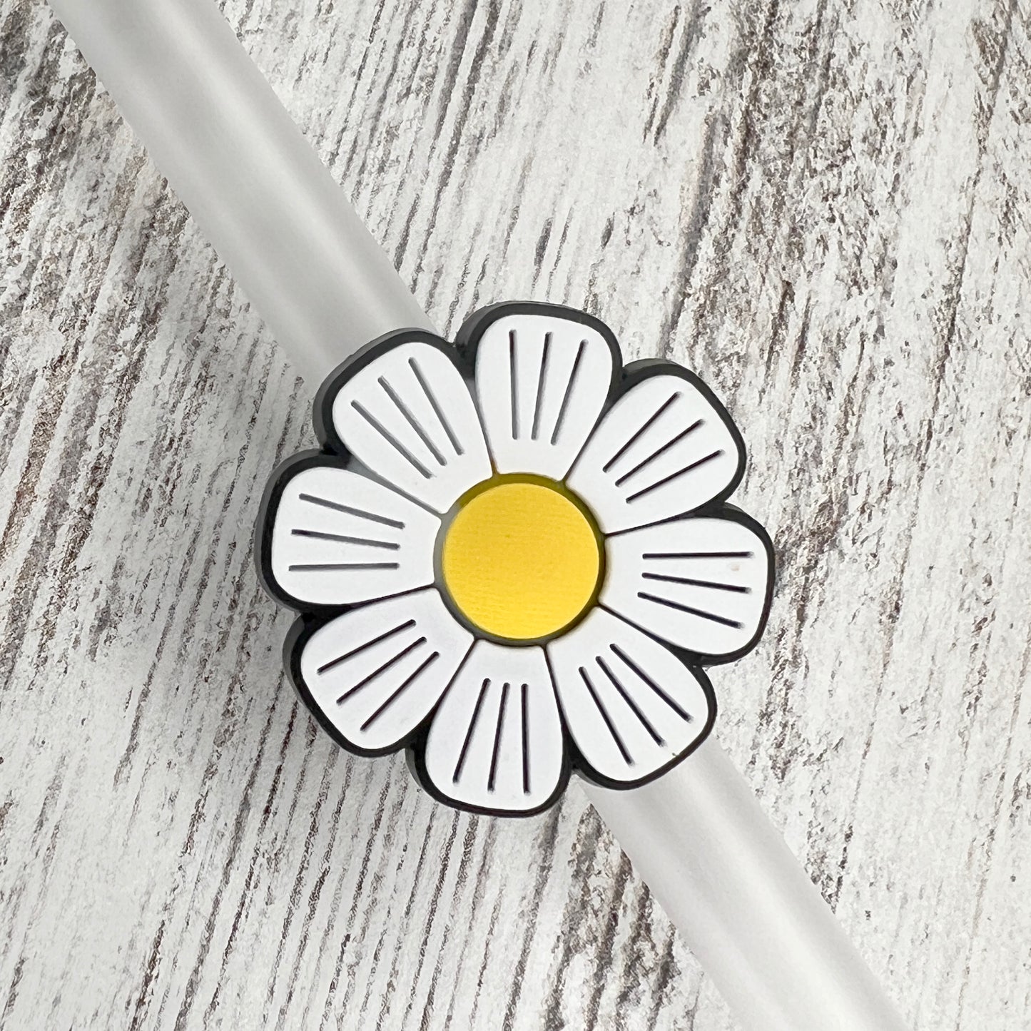 Daisy Outlined Straw Charm